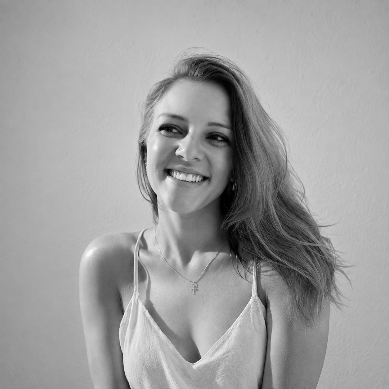 Jéssica Cota sorrindo, em retrato preto e branco